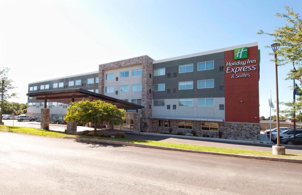 Holiday Inn Express Johnstown Hotel photo