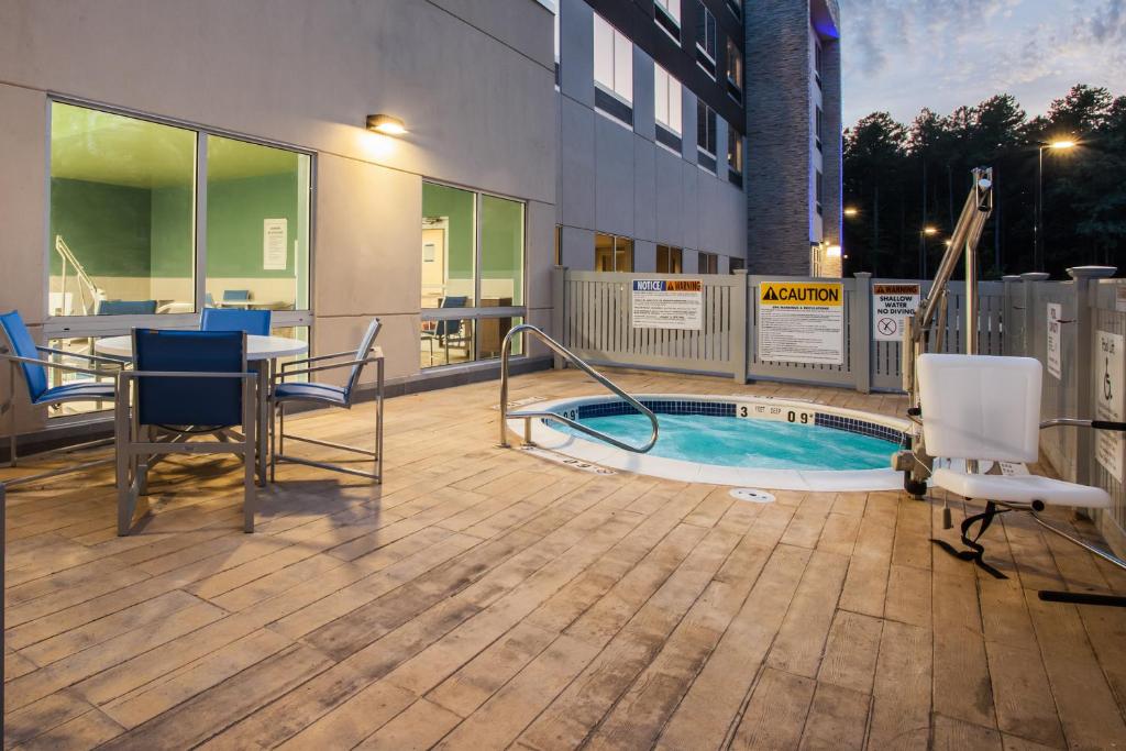 Holiday Inn Express Queensbury - Lake George Area photo
