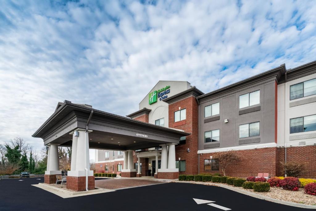 Holiday Inn Express & Suites Rocky Mount Smith Mountain Lake photo