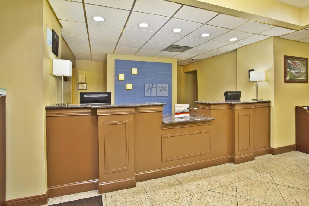 Holiday Inn Express Hotel and Suites Harrington - Dover Area photo