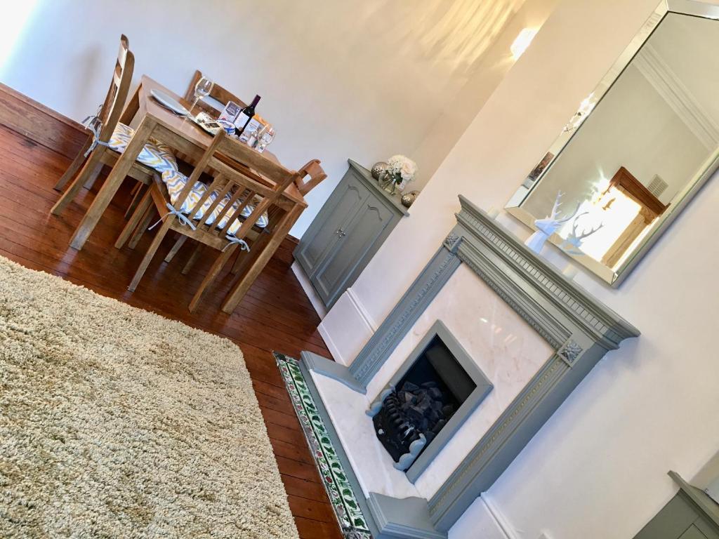 Cosy 2 Bedroom Central Apartment - Free Parking, Free WiFi photo