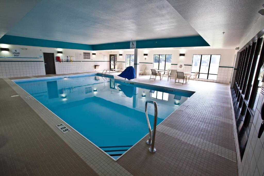 Holiday Inn Express and Suites Detroit North-Troy photo