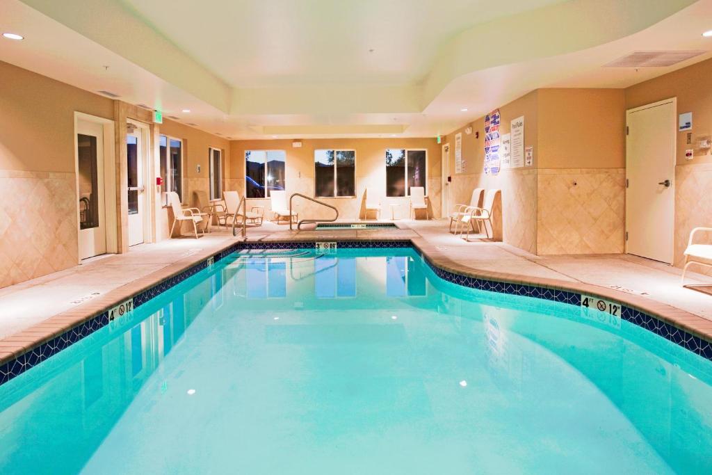 Holiday Inn Express Reno Airport By IHG スイミングプール