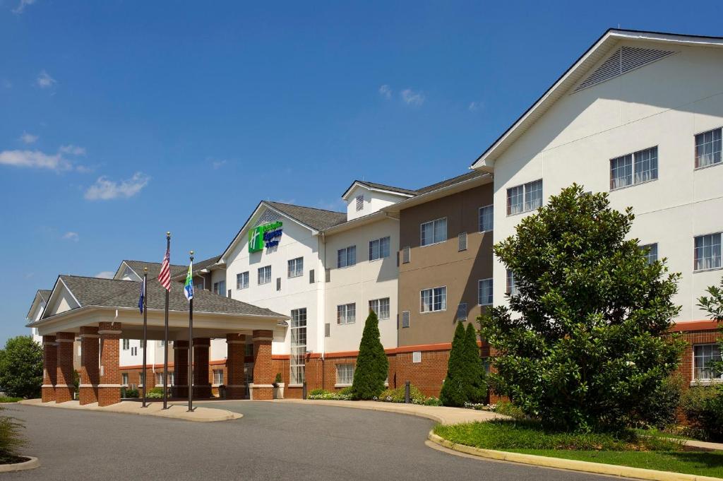 Holiday Inn Express & Suites Charlottesville - Ruckersville photo