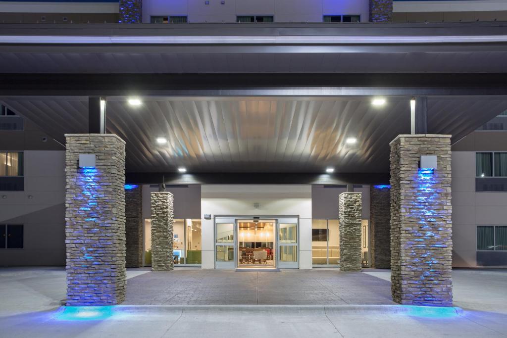 Holiday Inn Express & Suites Lincoln I - 80 photo