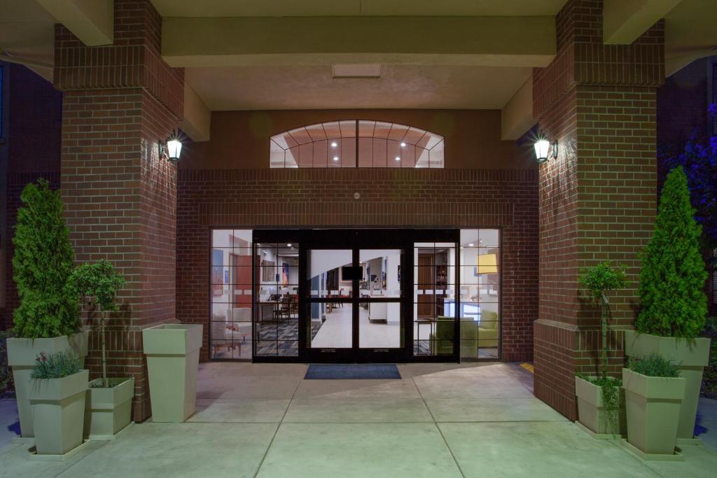 Holiday Inn Express & Suites Davis - University Area photo