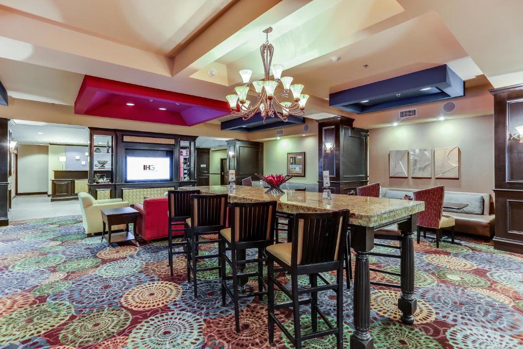 Holiday Inn Express Hotel & Suites Huntsville By IHG 外観