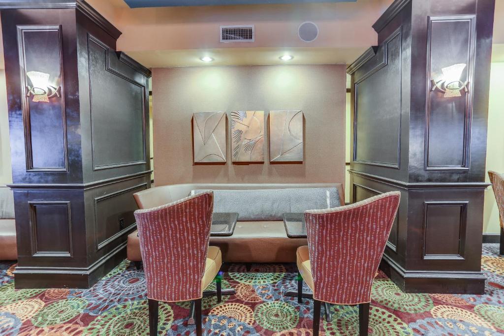 Holiday Inn Express Hotel & Suites Huntsville photo