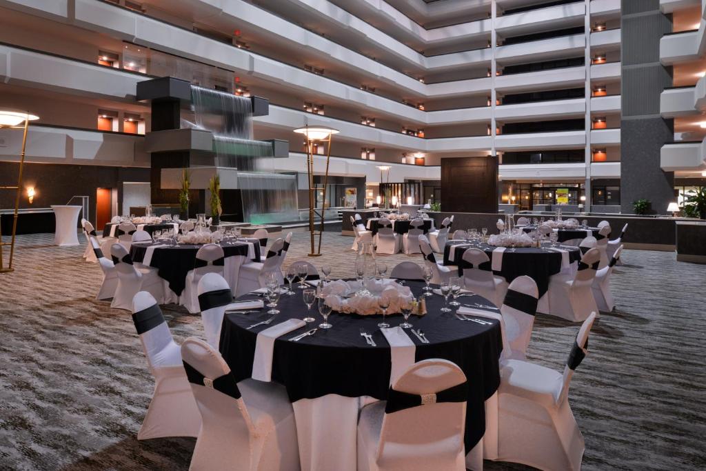 Holiday Inn Hotel and Suites Beaumont-Plaza I-10 & Walden photo