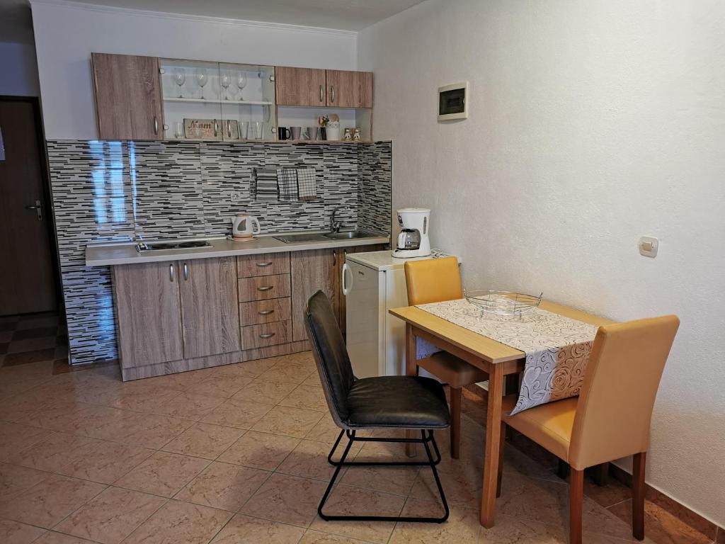 Apartmani Prova 4, Tisno