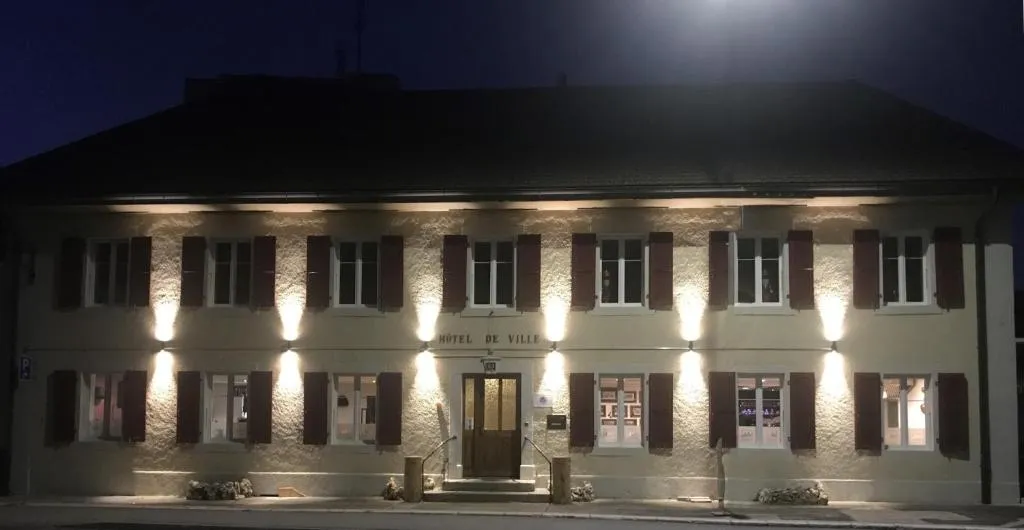 Hôtel de Ville，位于Les Verrières的酒店