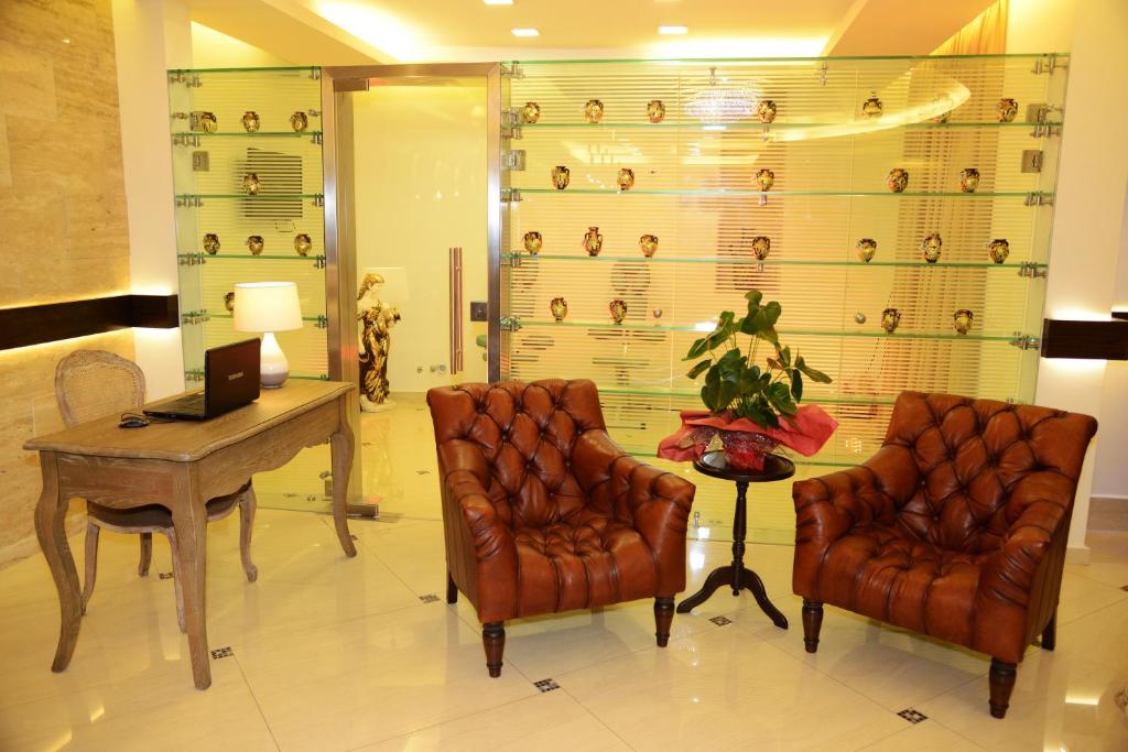 Shared lounge/TV area