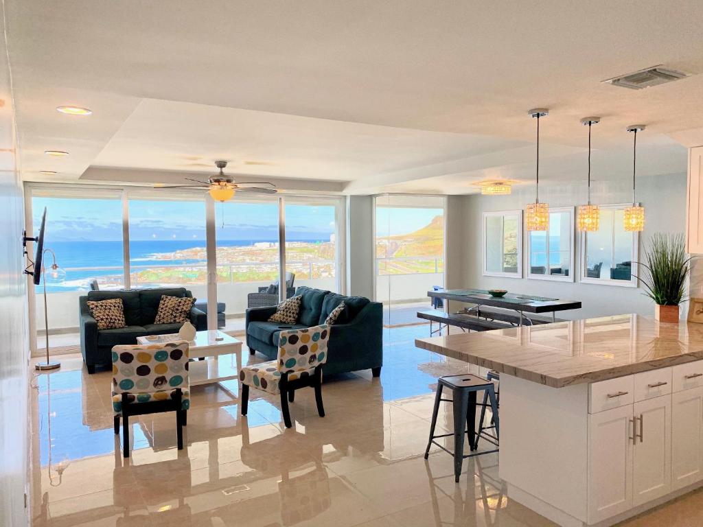 BEACHFRONT CONDO w POOLS STEPS TO BEACH &amp; MINS TO DT — Hotel in Las Gaviotas