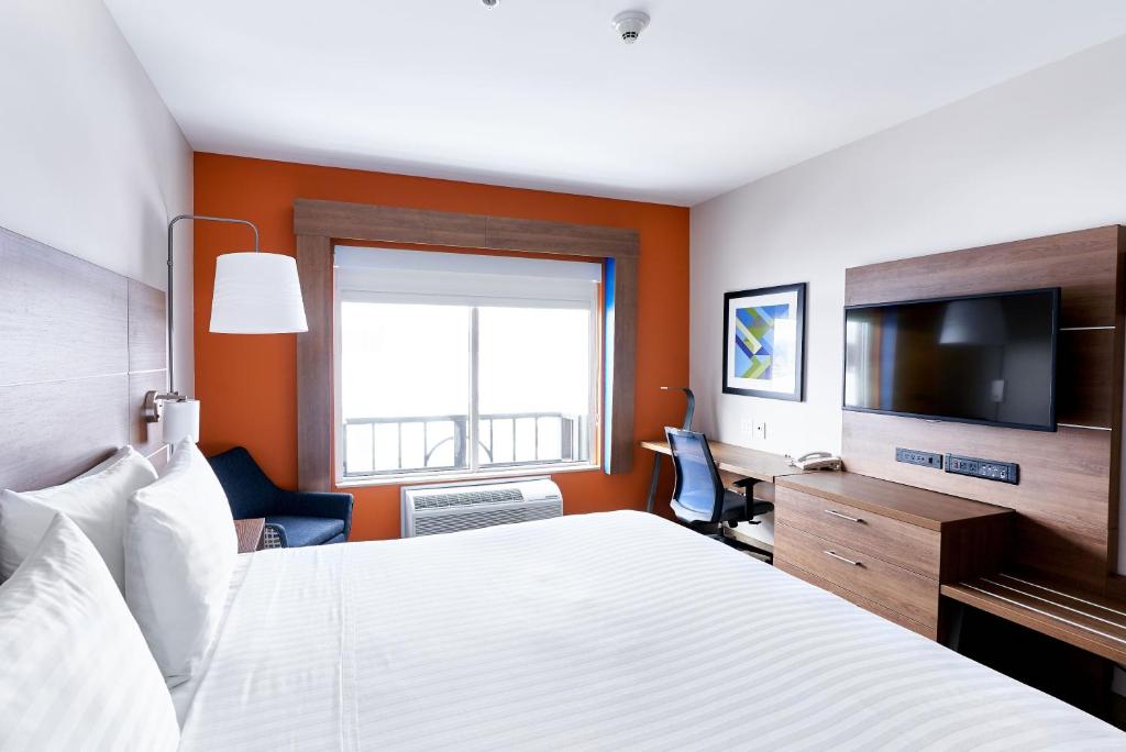 Holiday Inn Express Hotel & Suites Dieppe Airport photo