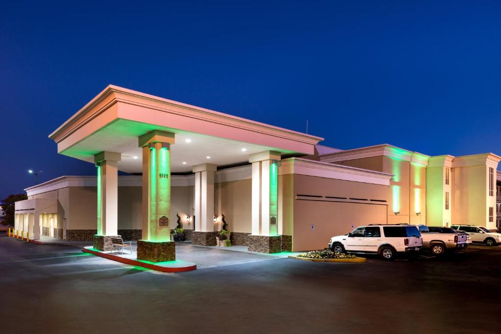 Holiday Inn Hotel & Suites Oklahoma City North photo