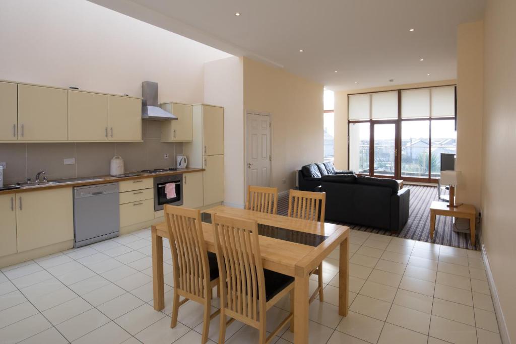 Kitchen, Ocean Sands Hotel & Spa in Inishcrone