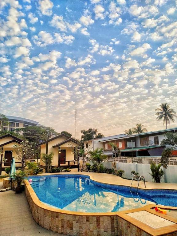 SUNRAY Guesthouse สุนันท์บ้านพักริมคลอง — Hotel in Uthai Thani