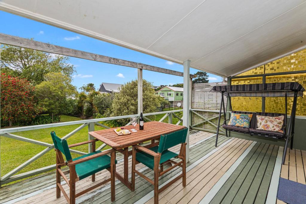 The Taranui Cottage - Mangawhai Heads Holiday Home, Mangawhai