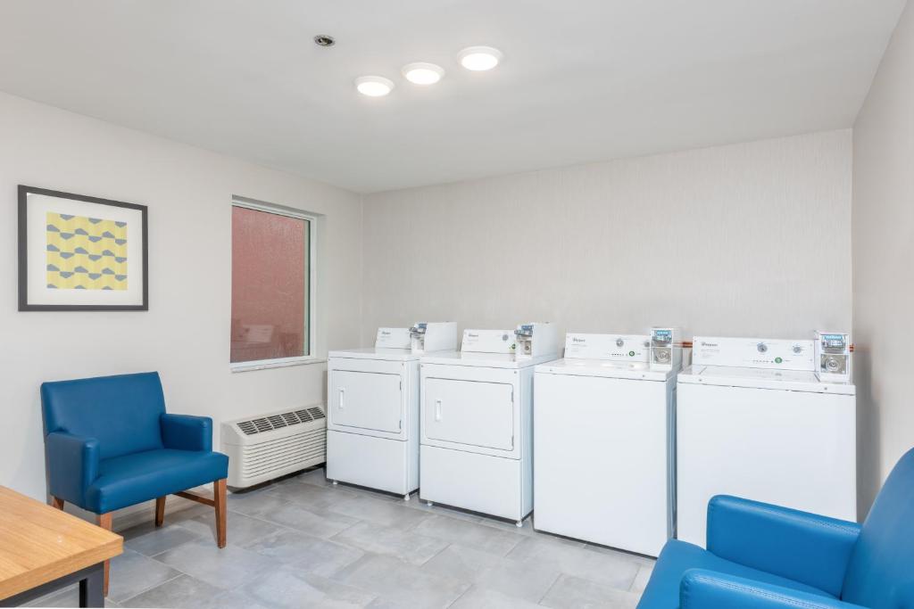 Holiday Inn Express Hotel & Suites Bradenton West Photo 5