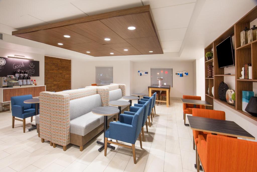 Holiday Inn Express & Suites Pahrump photo