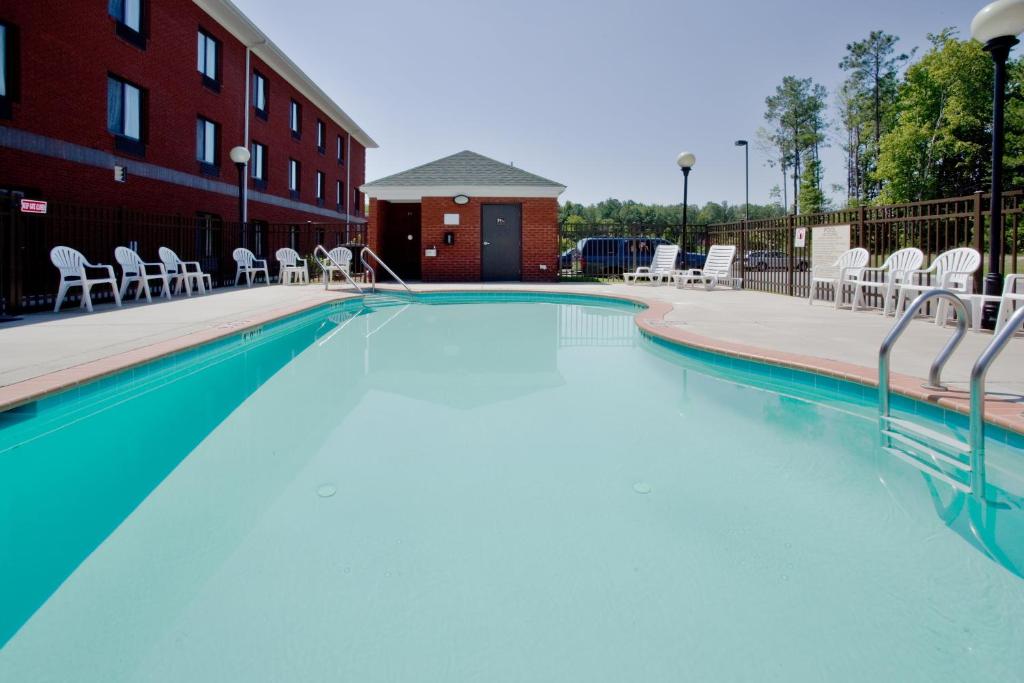 Holiday Inn Express Hotel & Suites Suffolk photo