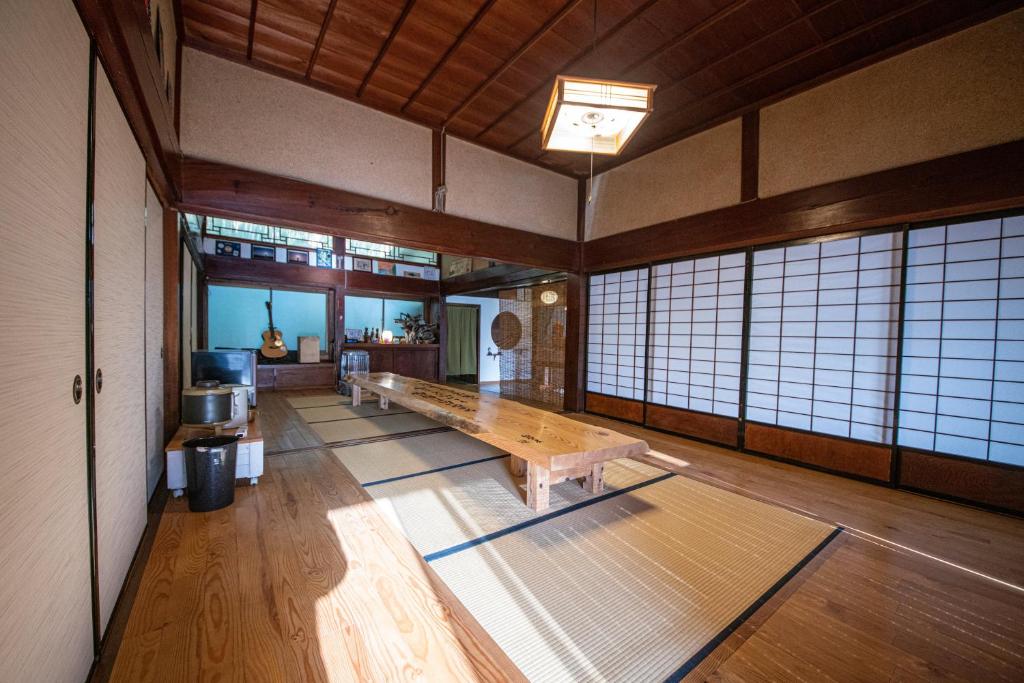 Bar/lounge, private accommodation隠岐貸切古民家宿くすぶるハウス in Oki Islands