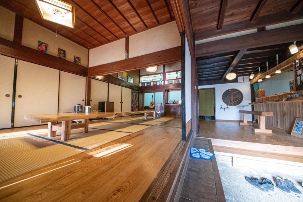 Bar/lounge, private accommodation隠岐貸切古民家宿くすぶるハウス in Oki Islands
