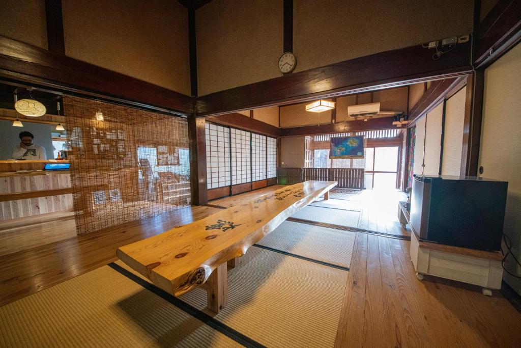 Bar/lounge, private accommodation隠岐貸切古民家宿くすぶるハウス in Oki Islands