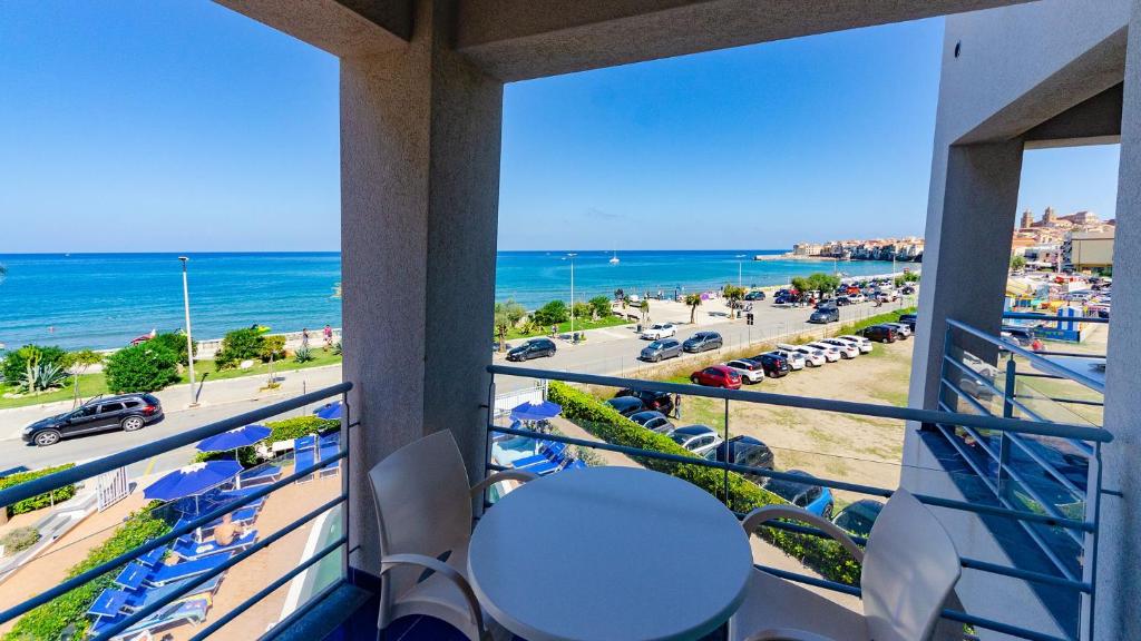 Astro Suite Hotel — Plaża in Cefalù, Sycylia