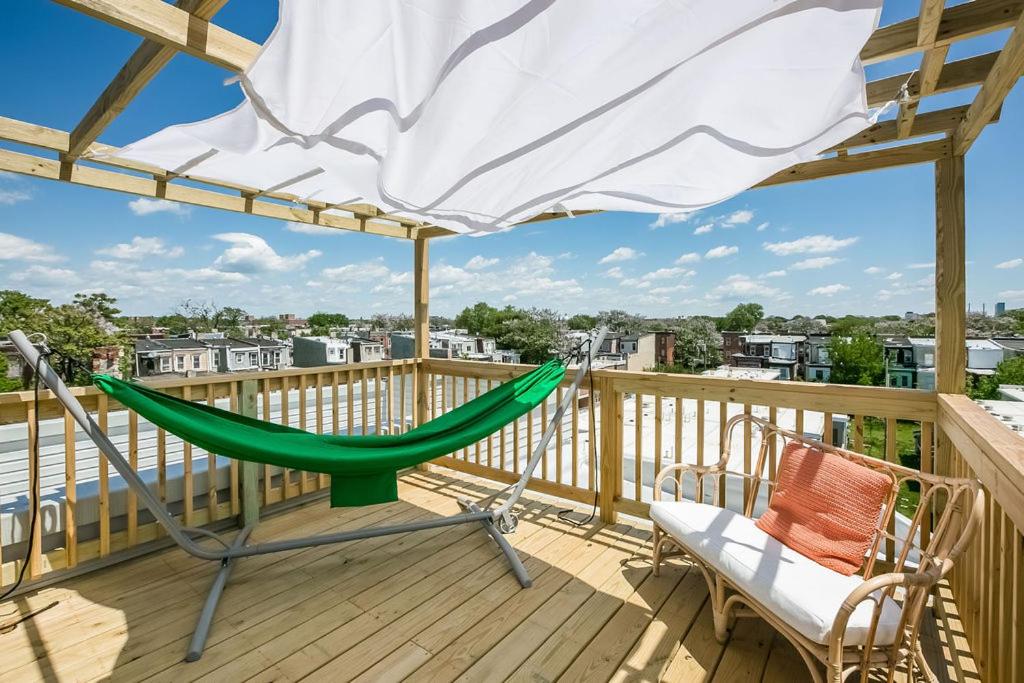 Modern 2 BR + Private Rooftop + Skyline Views + EZ Parking