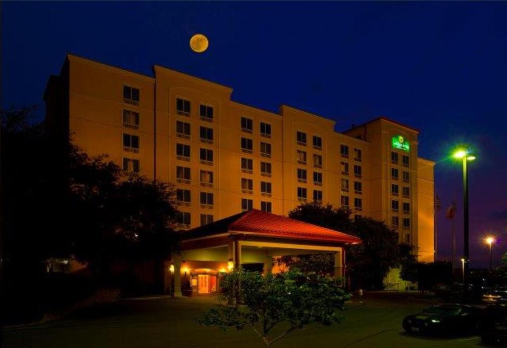 La Quinta Inn & Suites by Wyndham San Antonio Medical Ctr NW photo