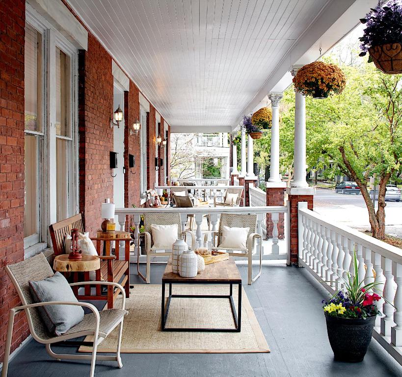 Modern 4 Bed Brownstone in Historic Downtown photo