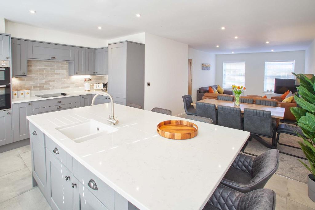 Host & Stay - Lemonade Arch, Whitby