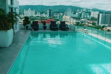 MABOLO GARDEN FLAT A1 free ROOFTOP POOL, short walk ayala mall photo