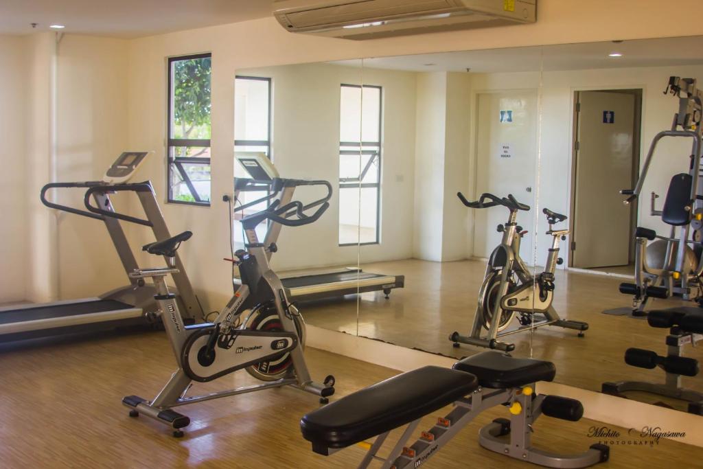 MABOLO GARDEN FLAT A1 free ROOFTOP POOL, short walk ayala mall photo