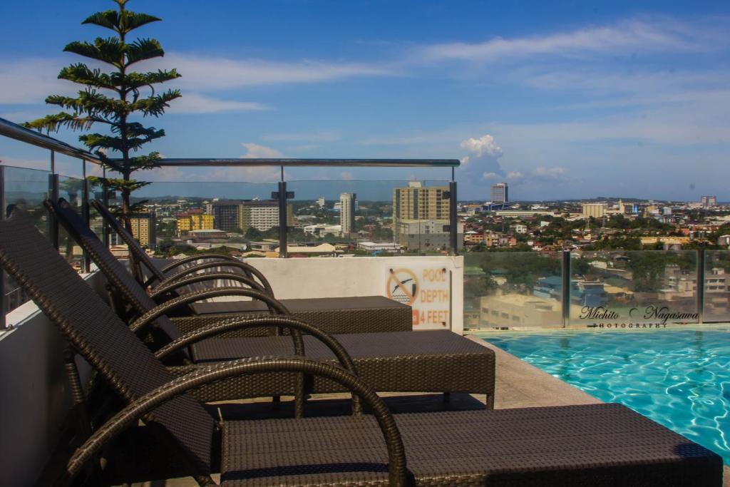 MABOLO GARDEN FLAT A1 free ROOFTOP POOL, short walk ayala mall photo