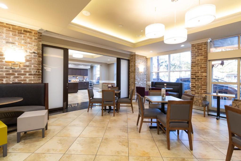 Holiday Inn Express Savannah-Historic District Photo 14
