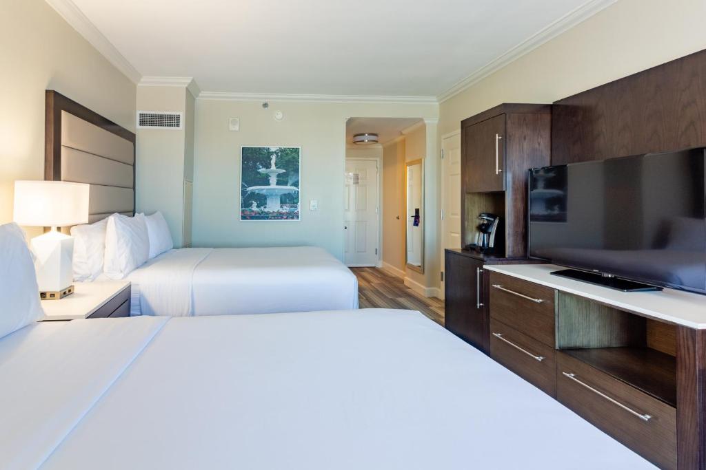 Holiday Inn Express Savannah-Historic District Photo 26