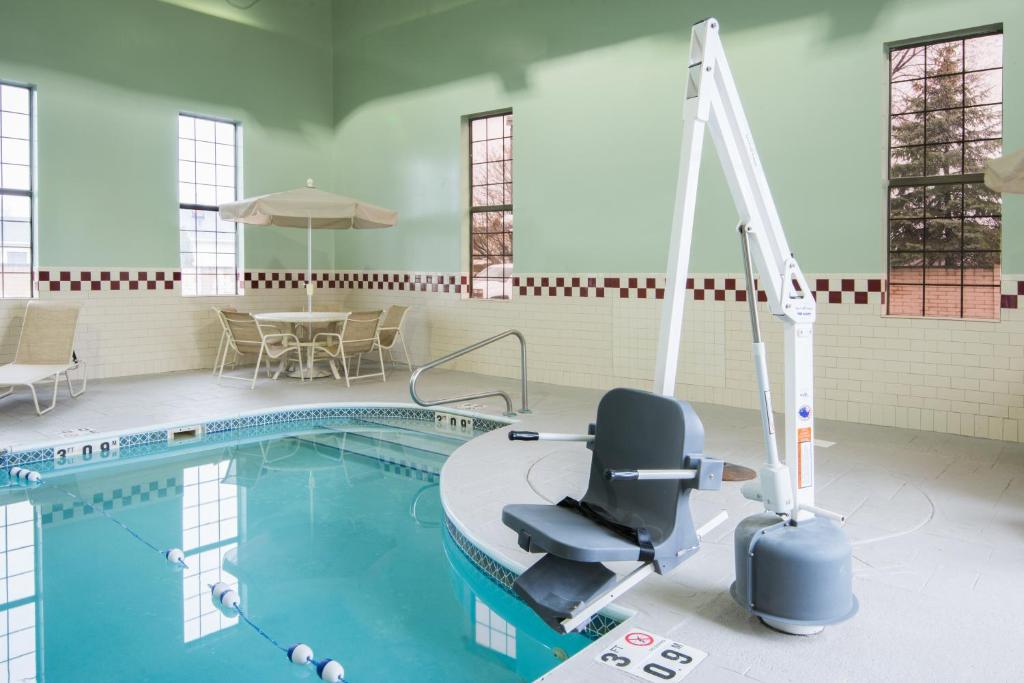 Holiday Inn Express Brookpark-Cleveland Airport Hotel photo