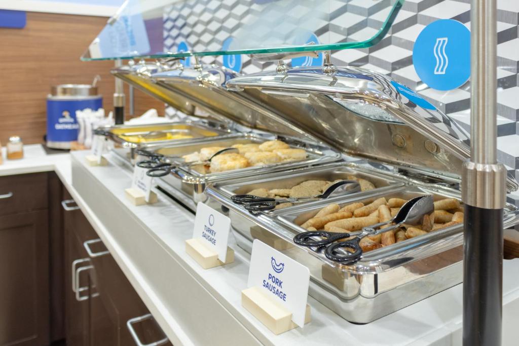 Holiday Inn Express Savannah-Historic District Photo 34