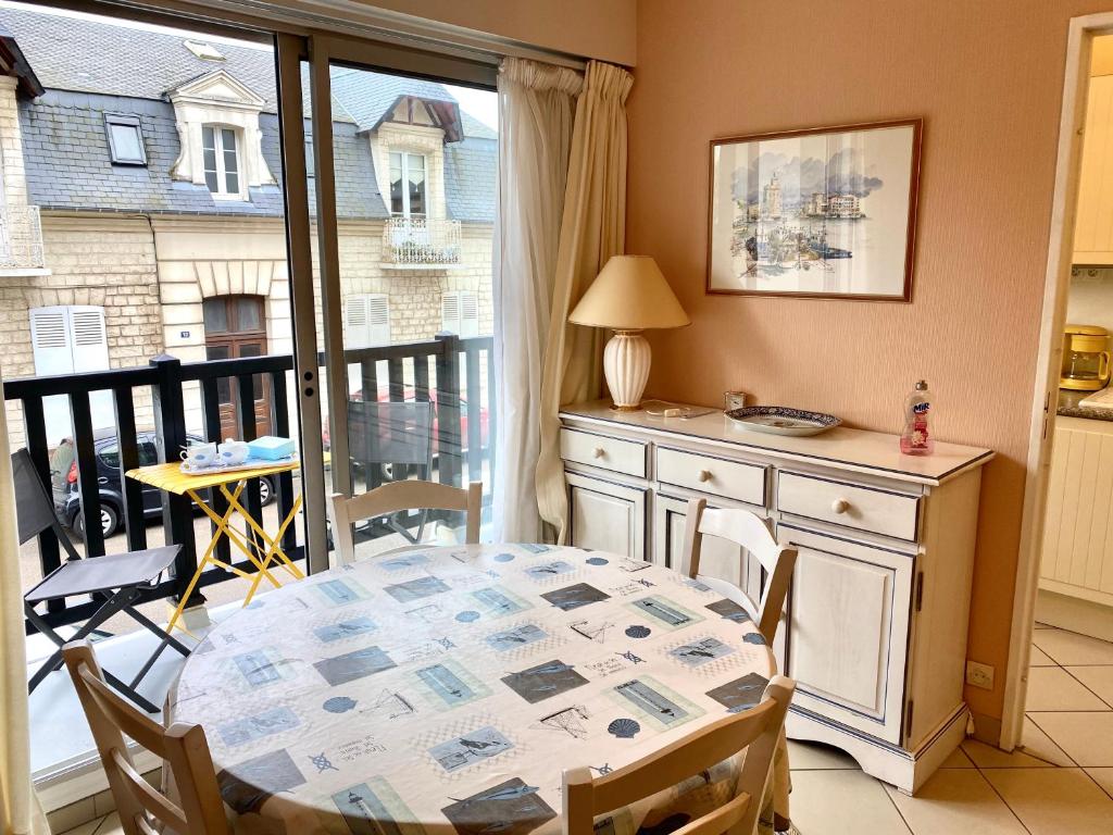 Residence Normande CASTELNAU Avenue de Castelnau a Cabourg. Appartement situe en plein coeur du cent - 4