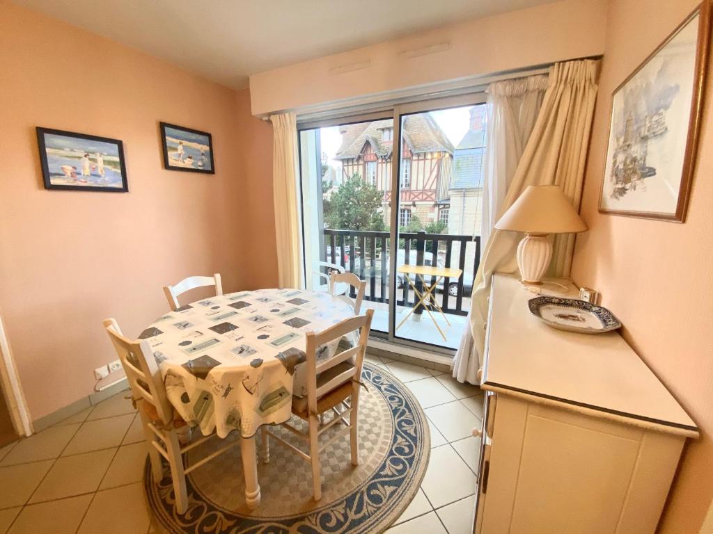Residence Normande CASTELNAU Avenue de Castelnau a Cabourg. Appartement situe en plein coeur du cent - 5
