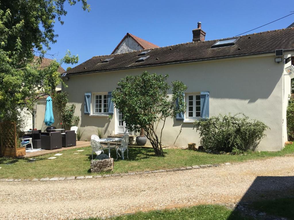 Jolie Maison avec terrain de tennis à 60 km de Paris