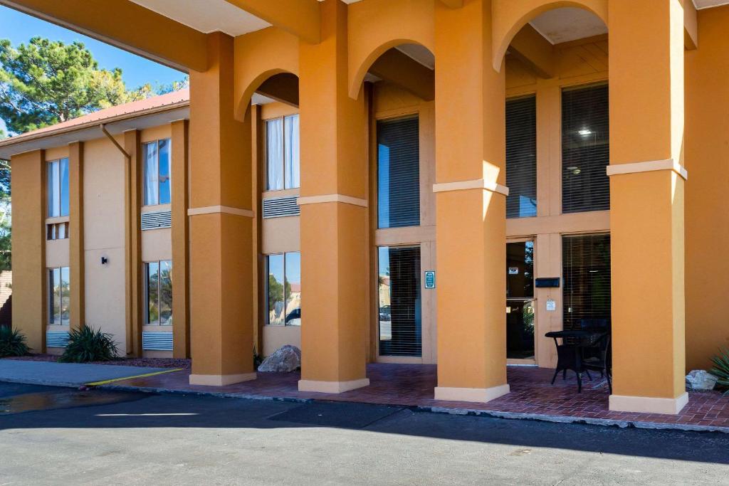 Rodeway Inn & Suites Photo 1