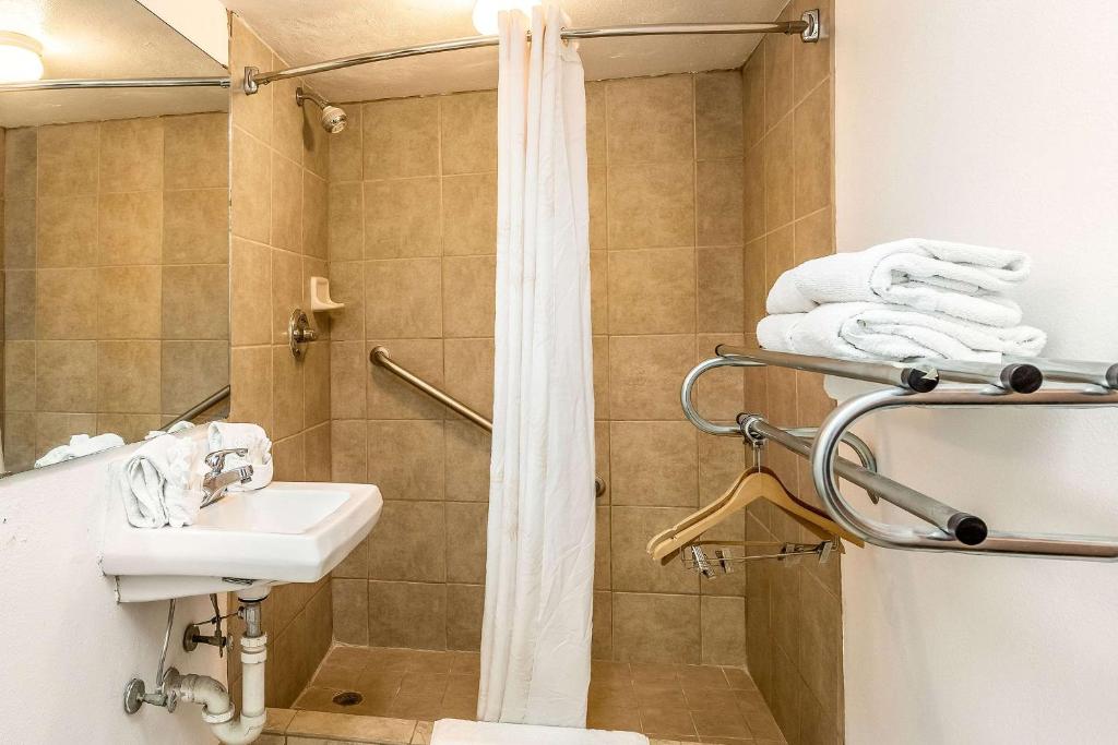 Rodeway Inn & Suites Photo 8