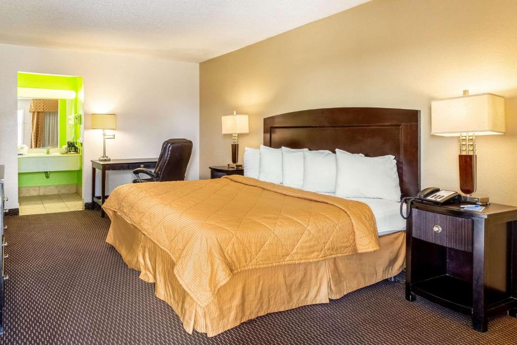 Rodeway Inn & Suites Photo 10