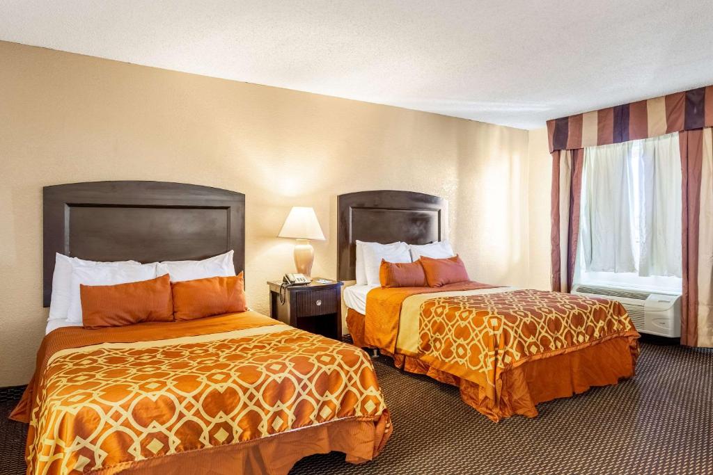 Rodeway Inn & Suites Photo 17