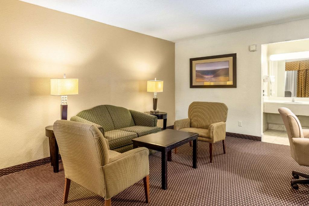 Rodeway Inn & Suites Photo 23