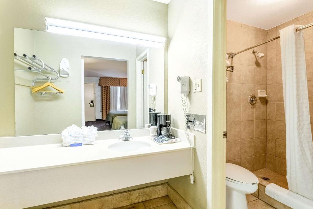 Rodeway Inn & Suites Photo 26