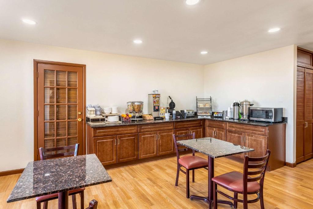 Rodeway Inn & Suites Photo 29